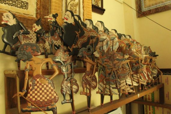 Dekorasi tenun dan batik merupakan contoh karya seni rupa